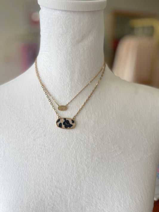 Faux Leather Animal Necklace: Ivory(Wgiv) / OS